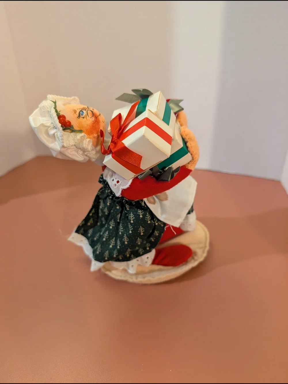 Vintage 1992 Annalee Mobilitee Mrs. Claus Figurine Holding Presents